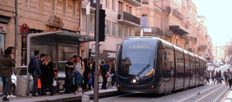 Transports : la gauche contre la hausse des tarifs, Juppé parle d’abandon du tram