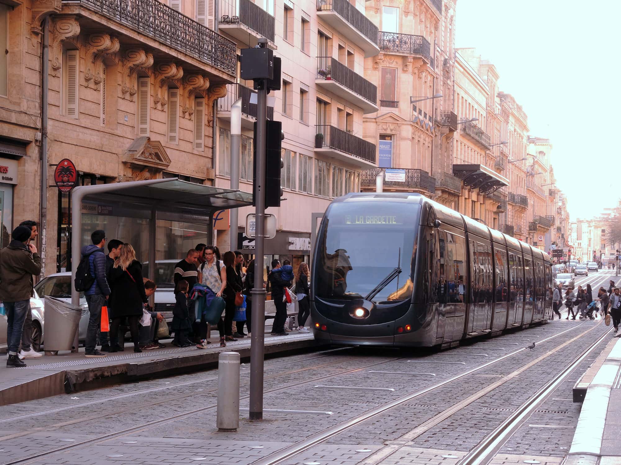 Transports : la gauche contre la hausse des tarifs, Juppé parle d’abandon du tram