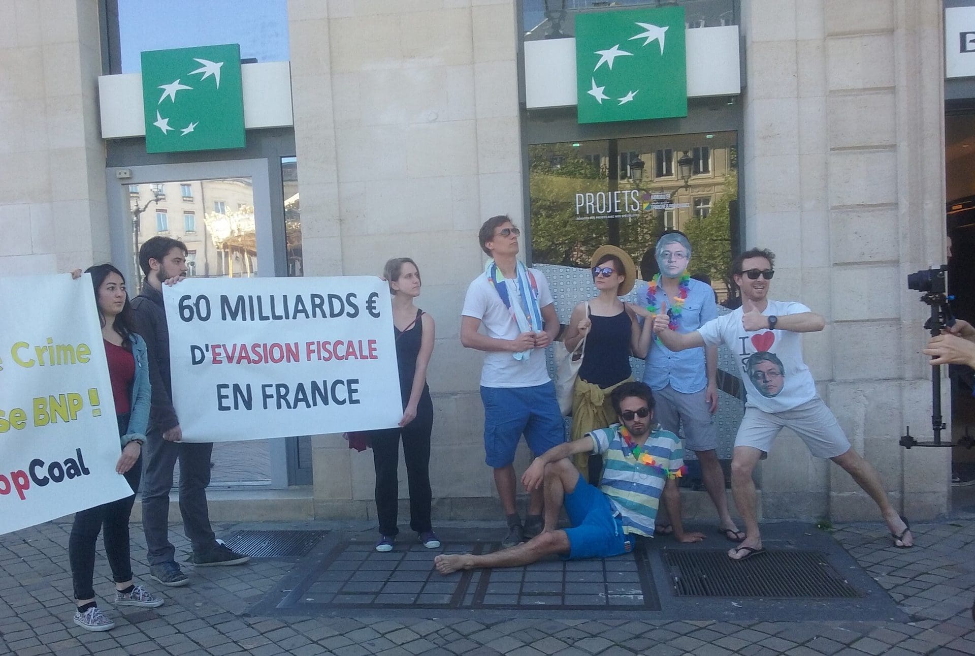 Les Faucheurs de Chaises fêtent l’anniversaire des Panama Papers à la BNP de Bordeaux