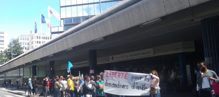 Une centaine de Bordelais dénoncent la rétention de 11 demandeurs d’asile