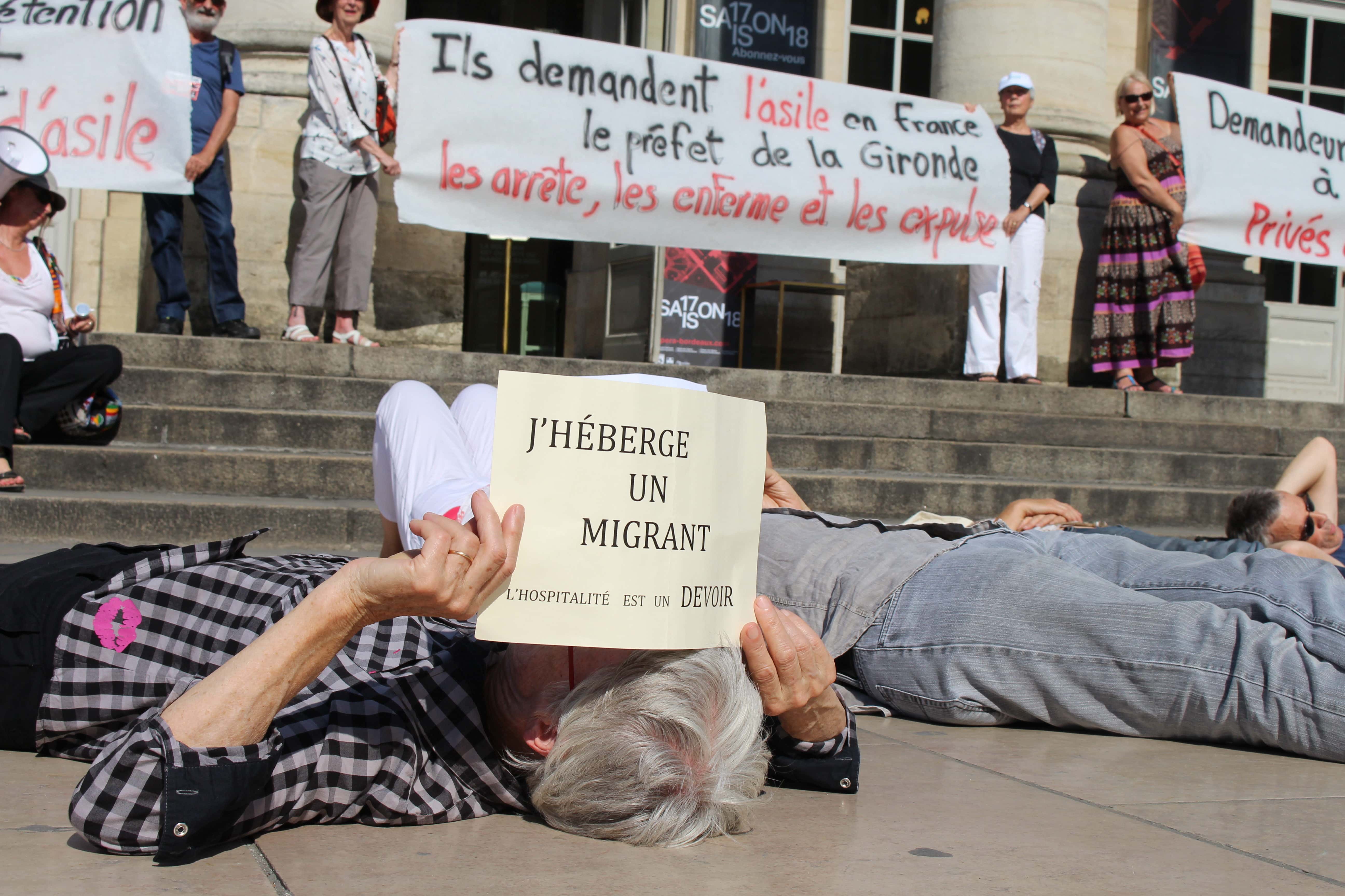 Die-in à Bordeaux contre l’expulsion des demandeurs d’asile vers l’Italie