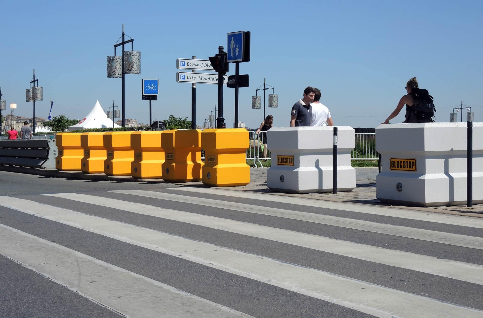 Sécurité des espaces publics : bientôt la fin des blocs de béton à Bordeaux ?