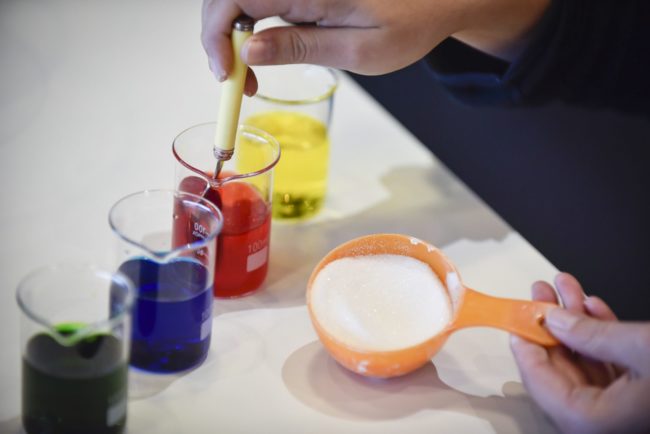 Réussir une mayonnaise, cuire un oeuf à la coque, faire de la glace...La cuisine, c'est de la chimie! Les petits Bordelais peuvent l'expérimenter à Cap Sciences au travers d'ateliers thématiques.