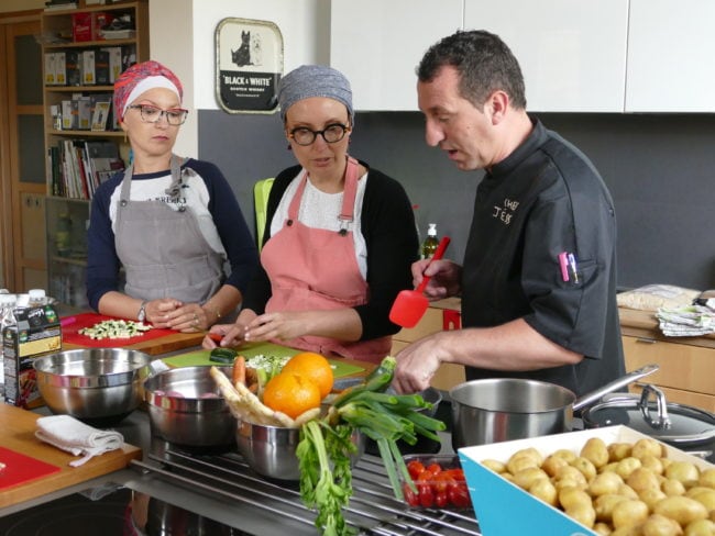 Entre personnes atteintes de la même maladie, le cancer, les langues se délient et les tabous disparaissent autour de plats onctueux et préparés avec amour, dans la convivialité.