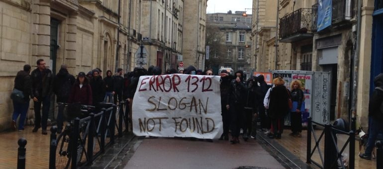 Affrontements violents entre police et étudiants, le blocage de la Victoire contesté
