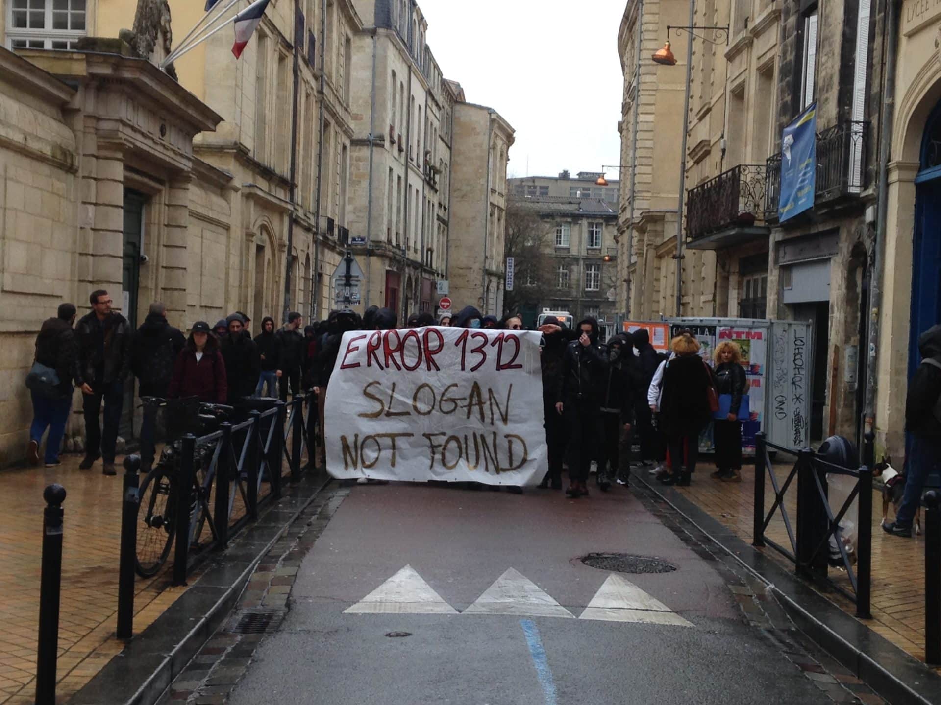 Affrontements violents entre police et étudiants, le blocage de la Victoire contesté