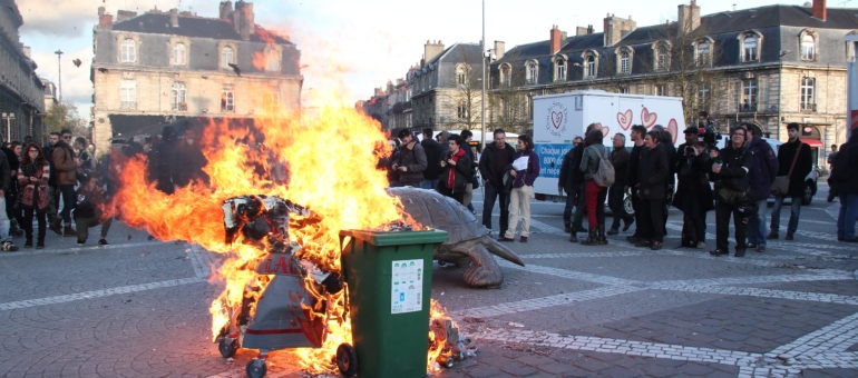 Contre l’expulsion de la ZAD de Notre-Dame-des-Landes, la Victoire s’enflamme