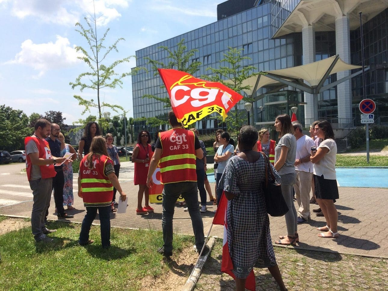 Les employés de la CAF Gironde mobilisés contre la suppression de 50 postes
