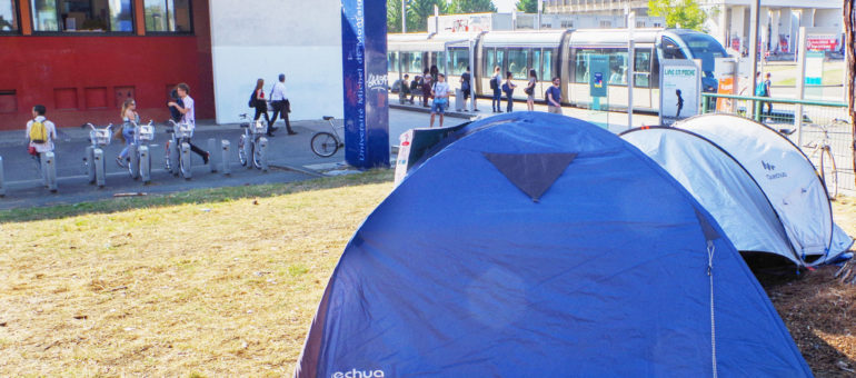 Des étudiants sans logement campent sur le campus de Bordeaux