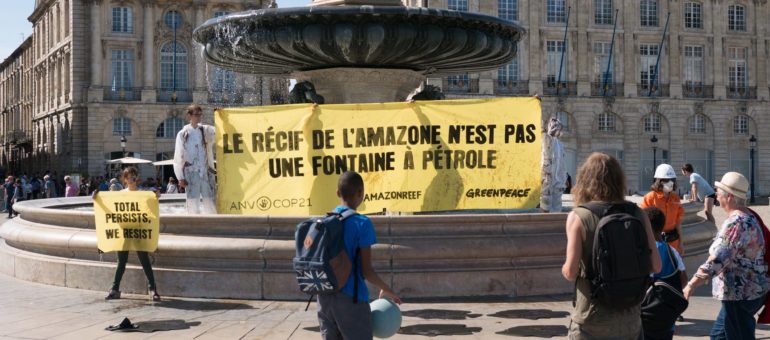 A Bordeaux, Greenpeace et ANV-Cop21 dénoncent un projet de Total au Brésil