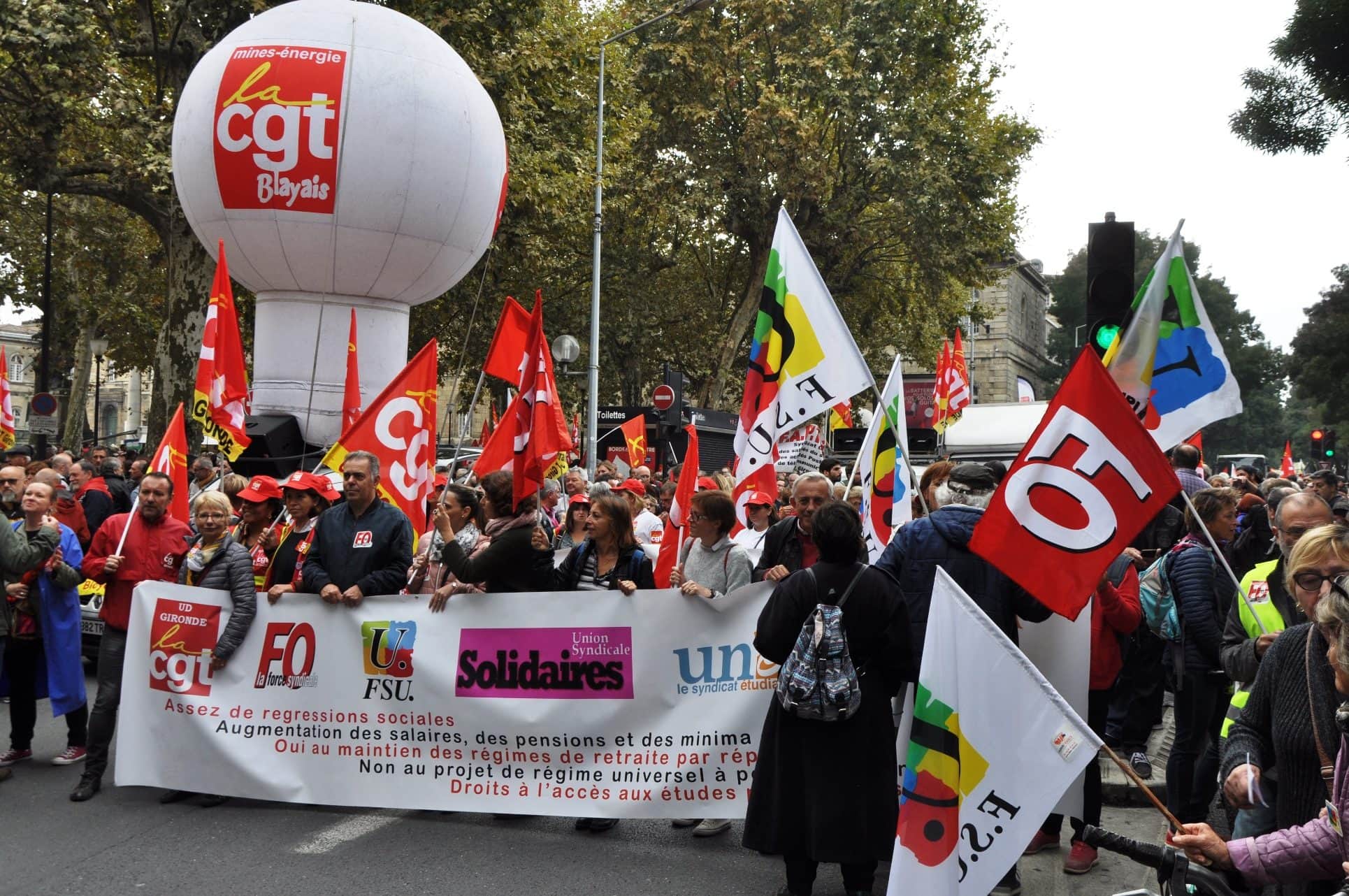 Du Aznavour, un Gaulois et 5000 manifestants contre la « casse sociale » à Bordeaux