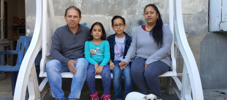 Une famille colombienne, avec logement et revenus, menacée d’expulsion