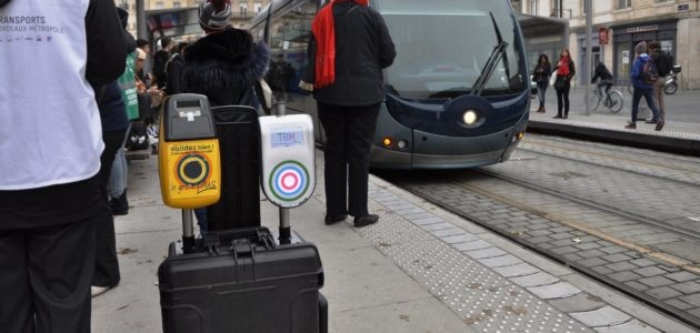 Valider sur les quais avant de monter dans le tram, c’est pour bientôt à Bordeaux