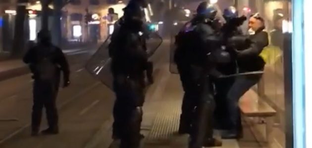 Le Gilet jaune matraqué à un arrêt de tram est condamné pour détention d’un pavé