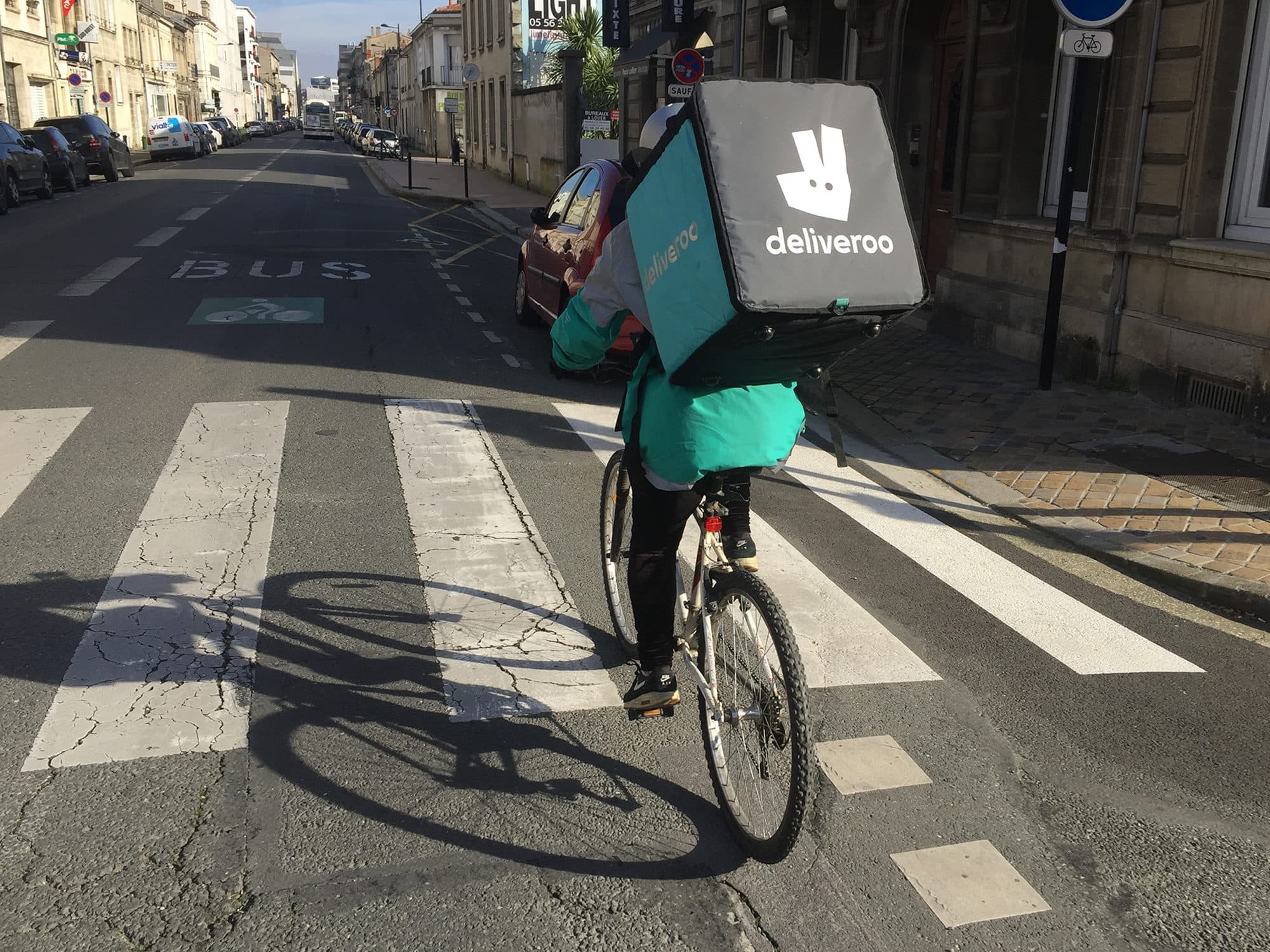 Coursier sans-papiers, Amin jongle « pour survivre » entre Deliveroo et deal de coke