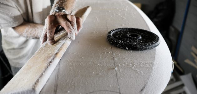 Fabriquer sa planche de surf en matériaux naturels et de récup, mode d’emploi
