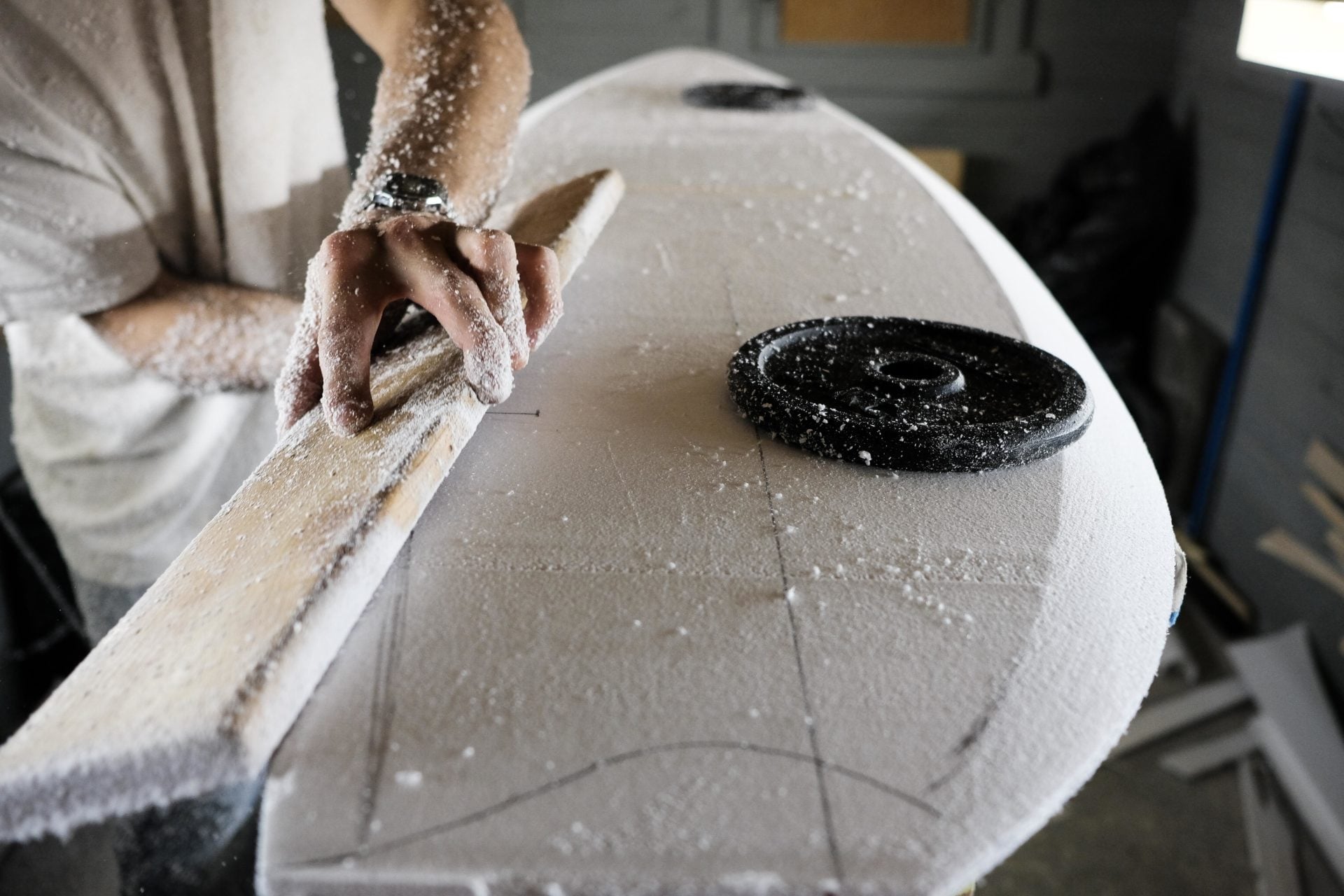 Fabriquer sa planche de surf en matériaux naturels et de récup, mode d’emploi