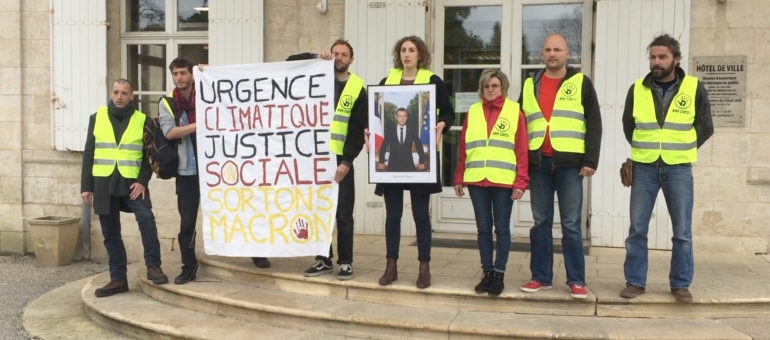 Des militants du climat décrochent le portrait de Macron de la mairie de Gradignan