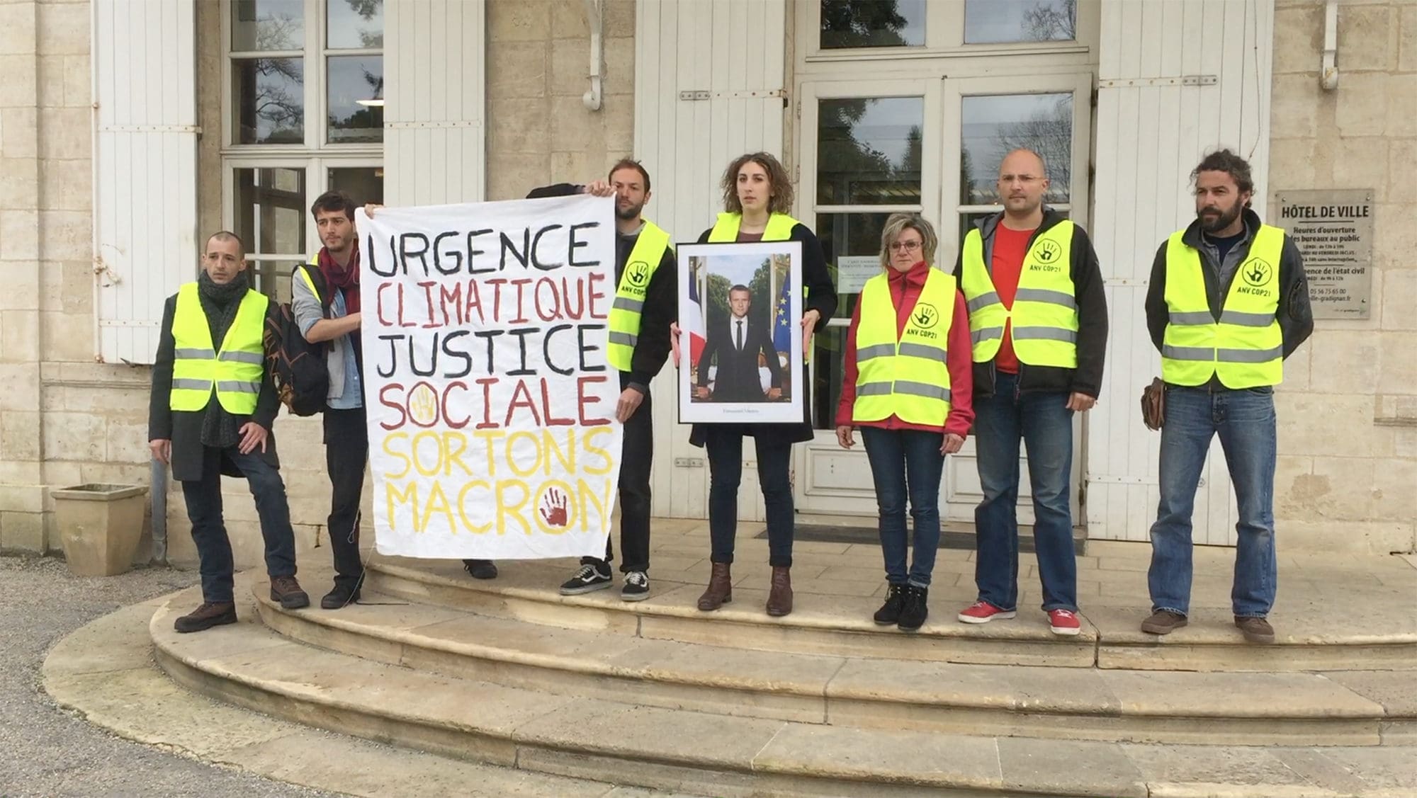 Des militants du climat décrochent le portrait de Macron de la mairie de Gradignan