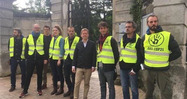 A Bègles, ANV-COP21 réquisitionne le portrait de Macron avec l’appui du maire