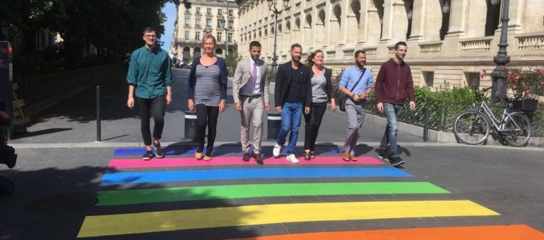 Un passage piéton aux couleurs LGBT inauguré à Bordeaux