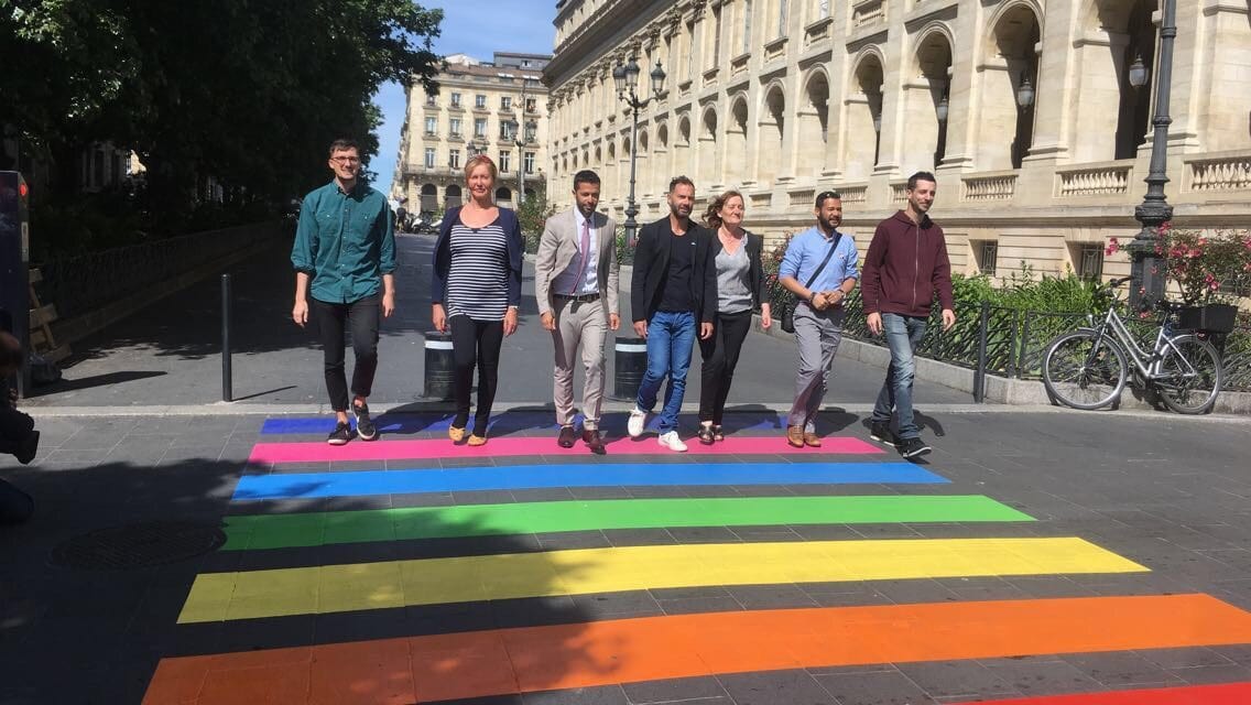 Un passage piéton aux couleurs LGBT inauguré à Bordeaux