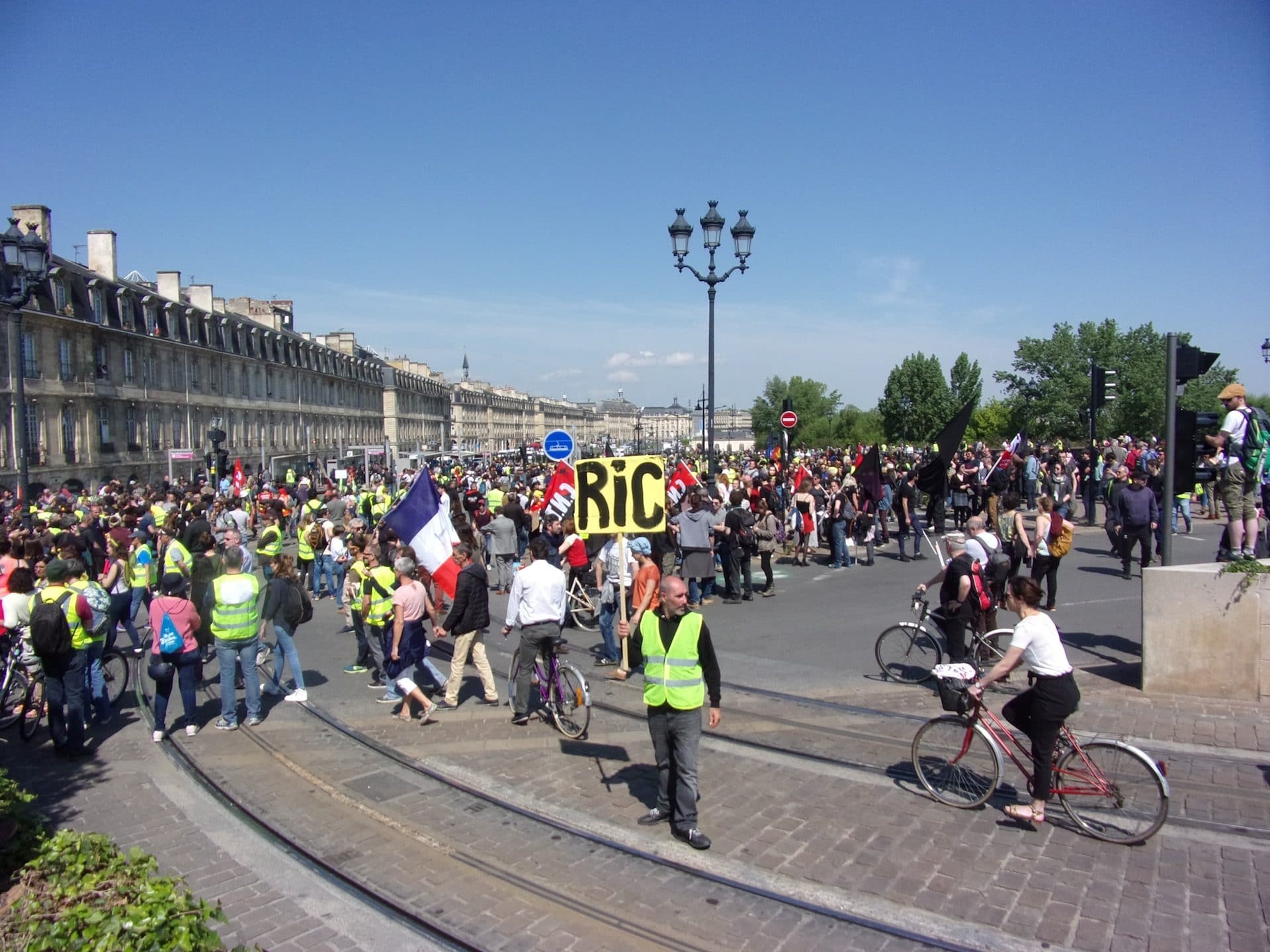 1er Mai, une fête des travailleurs en rouge et jaune à Bordeaux
