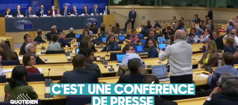 Un journaliste de Sud Ouest s’oppose aux applaudissements d’eurodéputés d’extrême-droite lors d’une conférence de presse