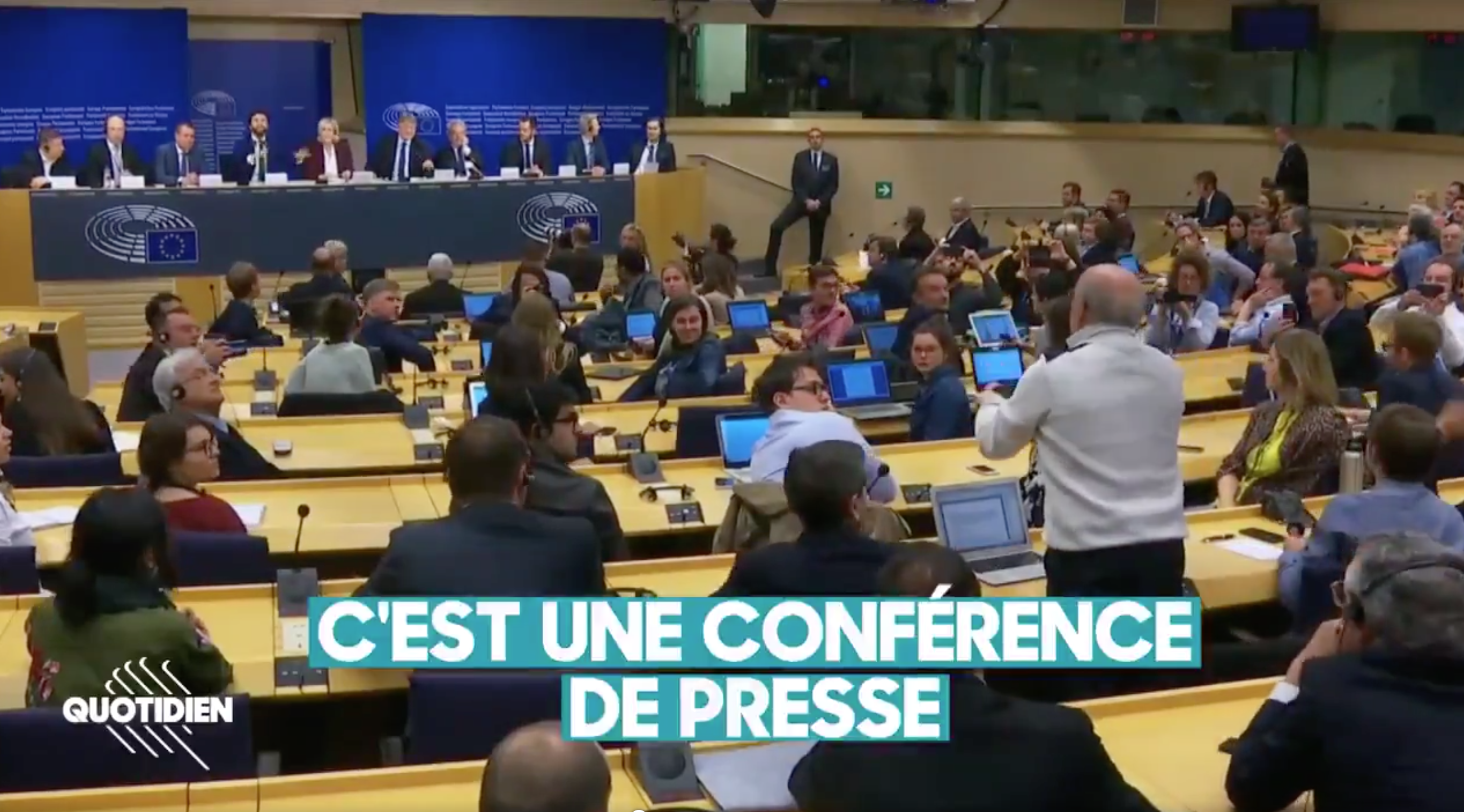 Un journaliste de Sud Ouest s’oppose aux applaudissements d’eurodéputés d’extrême-droite lors d’une conférence de presse