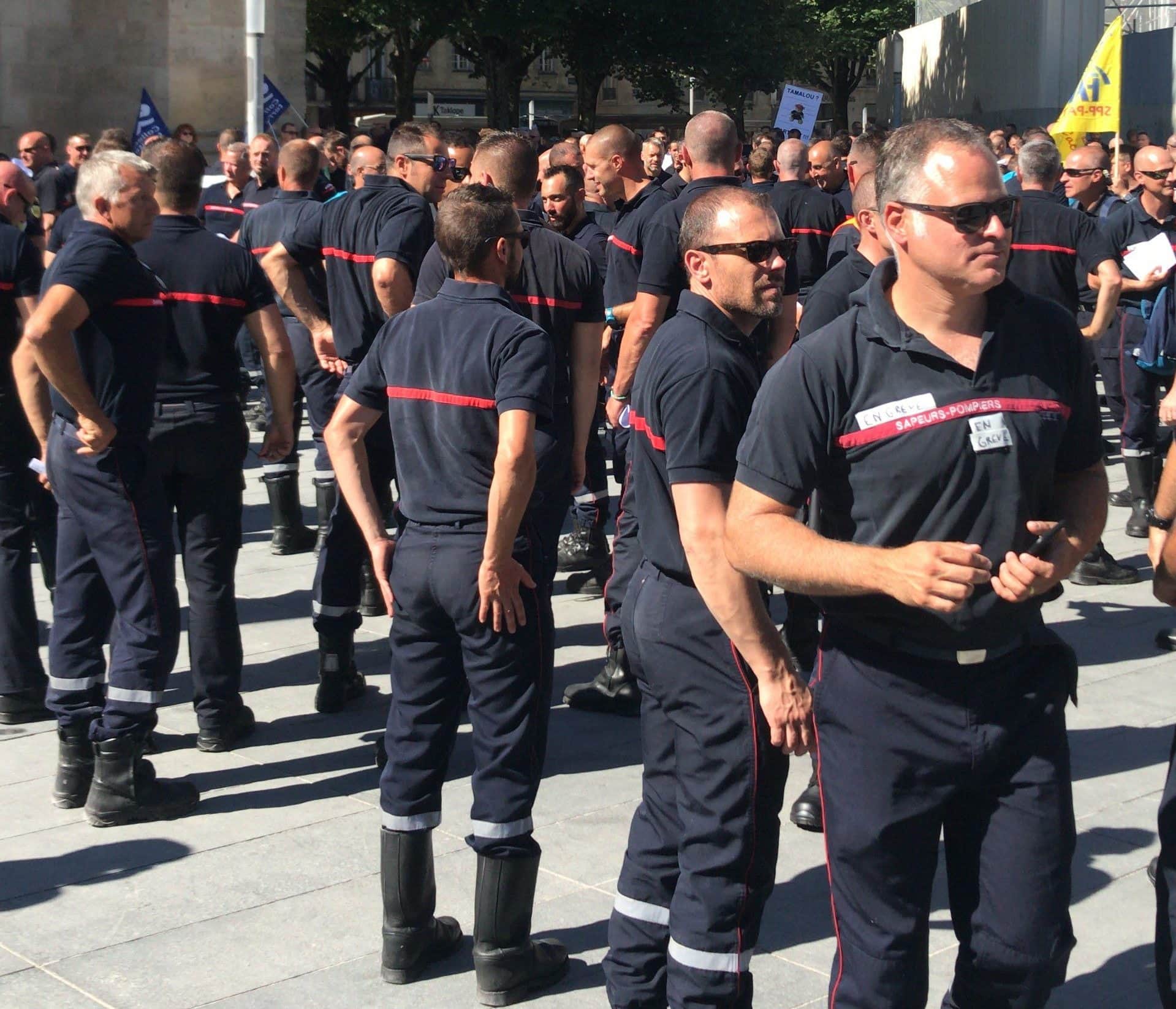 En grève jusqu’à fin août, les pompiers ont manifesté à Bordeaux