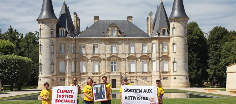 ANV-Cop21 Gironde décroche trois portraits de Macron dans le Médoc