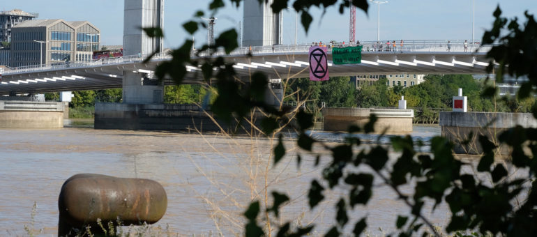 Extinction Rebellion empêche l’arrivée d’un paquebot de croisière à Bordeaux