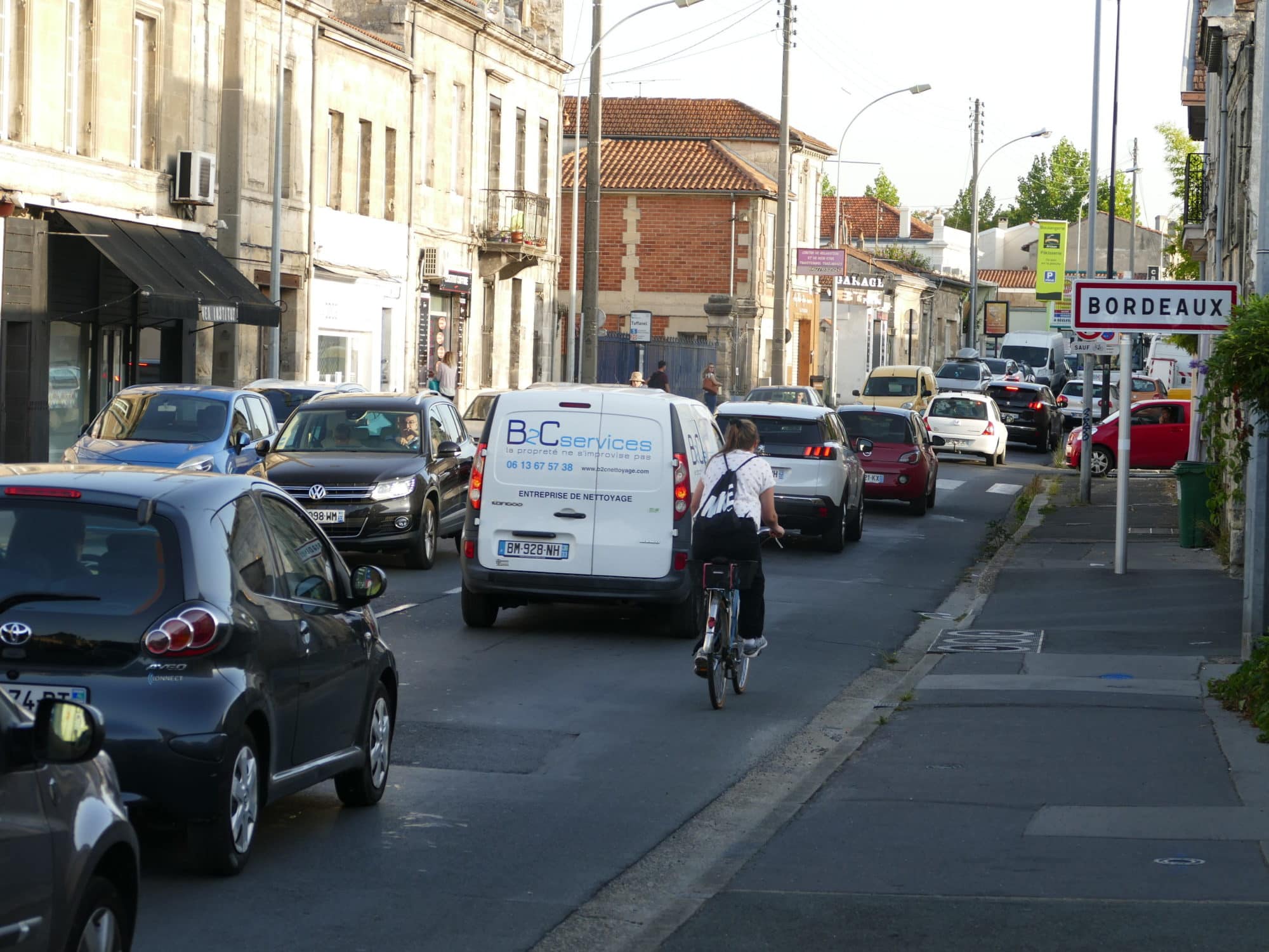 Route de Toulouse, les cyclistes font du gymkhana pour se forger un passage. ©Florence Heimburger