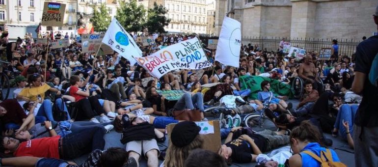 Le MacDo de la rue Sainte-Catherine porte plainte contre les Jeunes pour le Climat