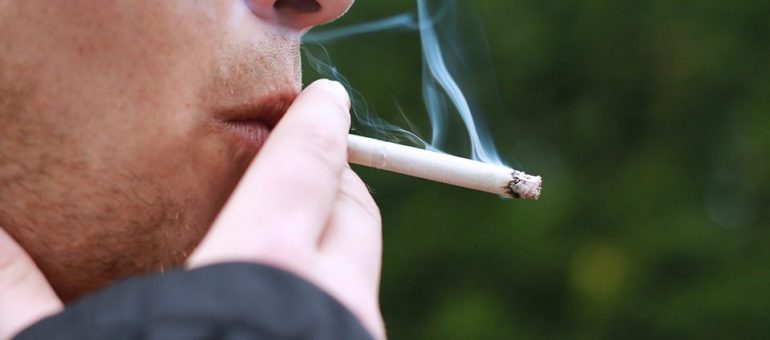 Il va bientôt être interdit de fumer dans les parcs et devant les écoles à Bordeaux