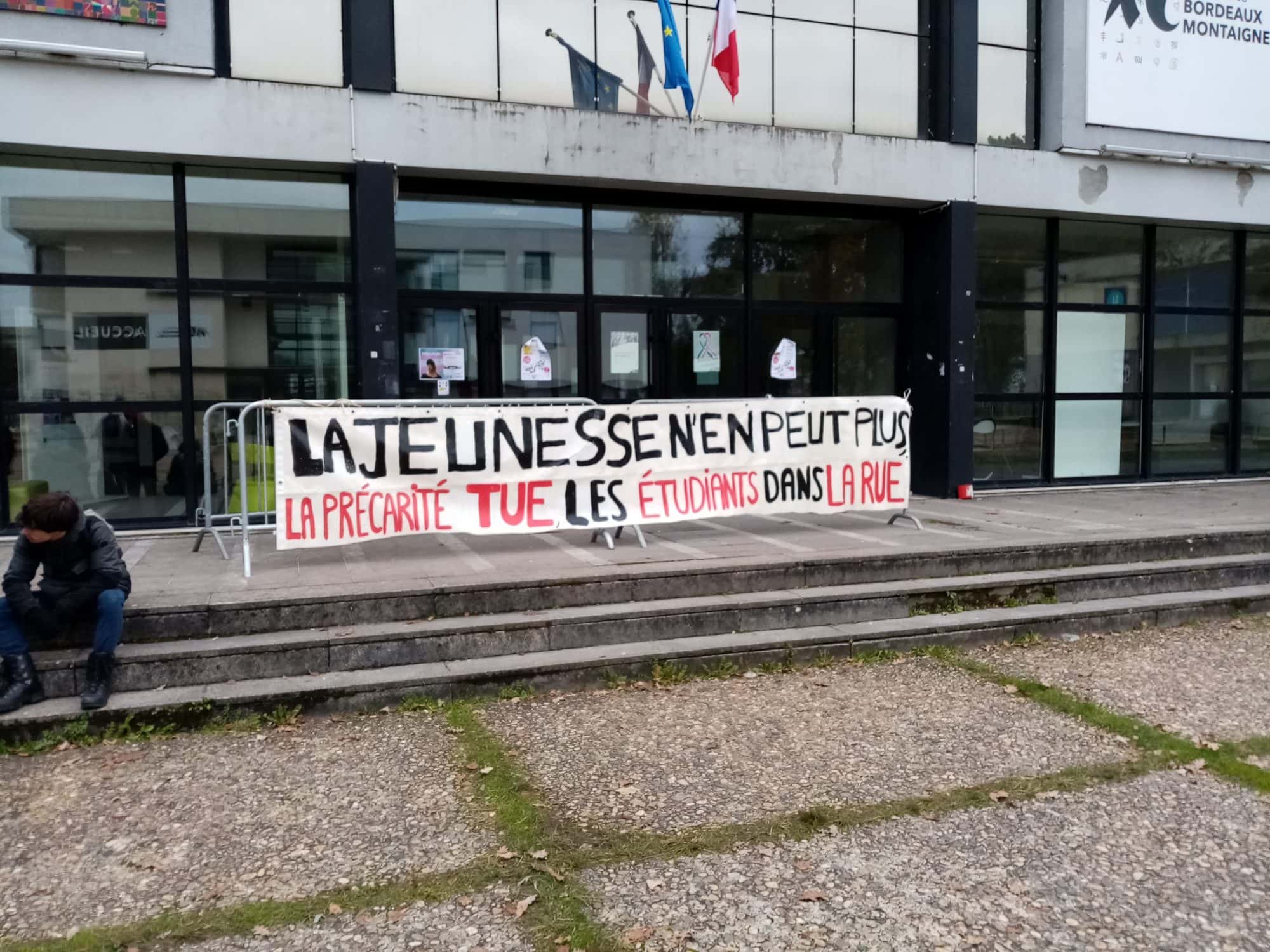 A Bordeaux-Montaigne, des étudiants bloquent la fac pour dénoncer la précarité
