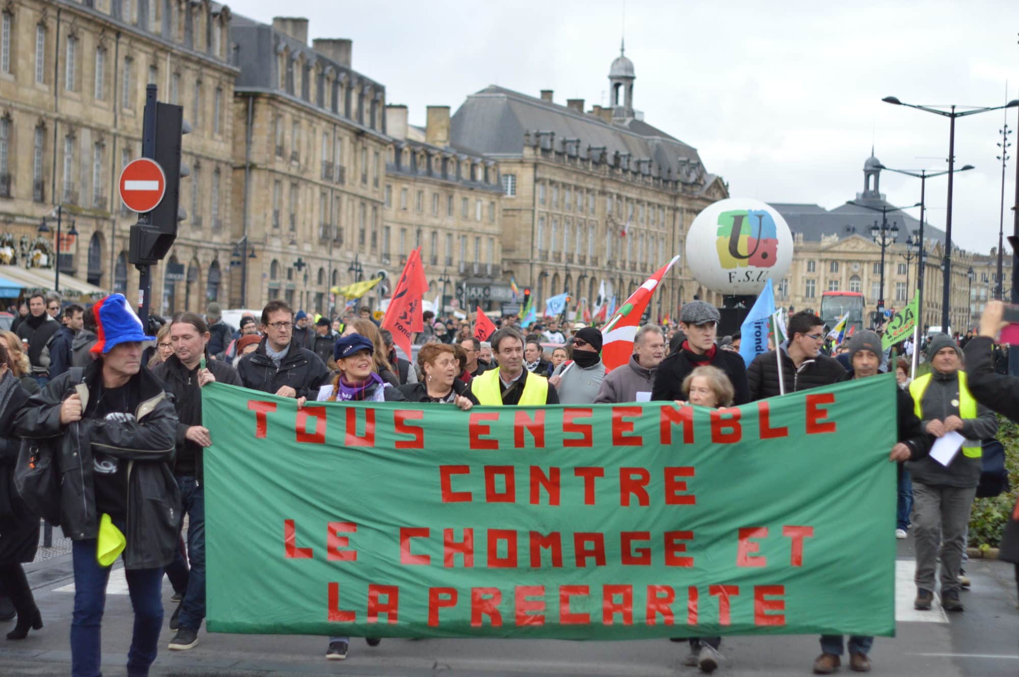 A Bordeaux, gilets jaunes et syndiqués défilent ensemble contre le chômage et la précarité