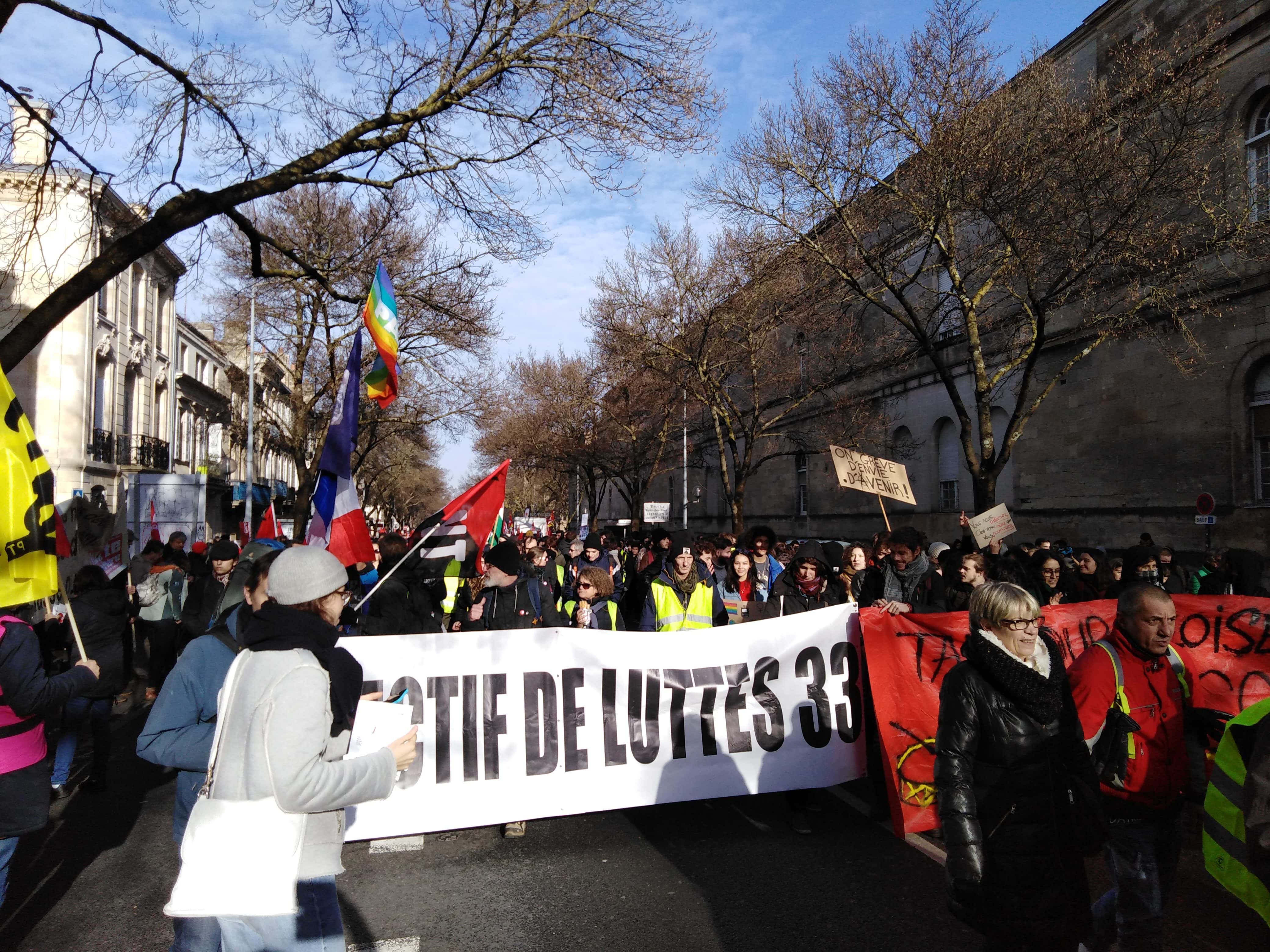 Des milliers de manifestants vent debout contre la réforme des retraites à Bordeaux