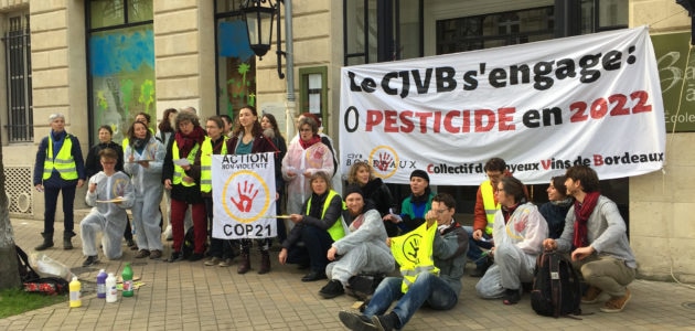 ANV-Cop21 repeint l’entrée du CIVB pour le pousser vers la sortie des pesticides
