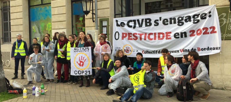 ANV-Cop21 repeint l’entrée du CIVB pour le pousser vers la sortie des pesticides