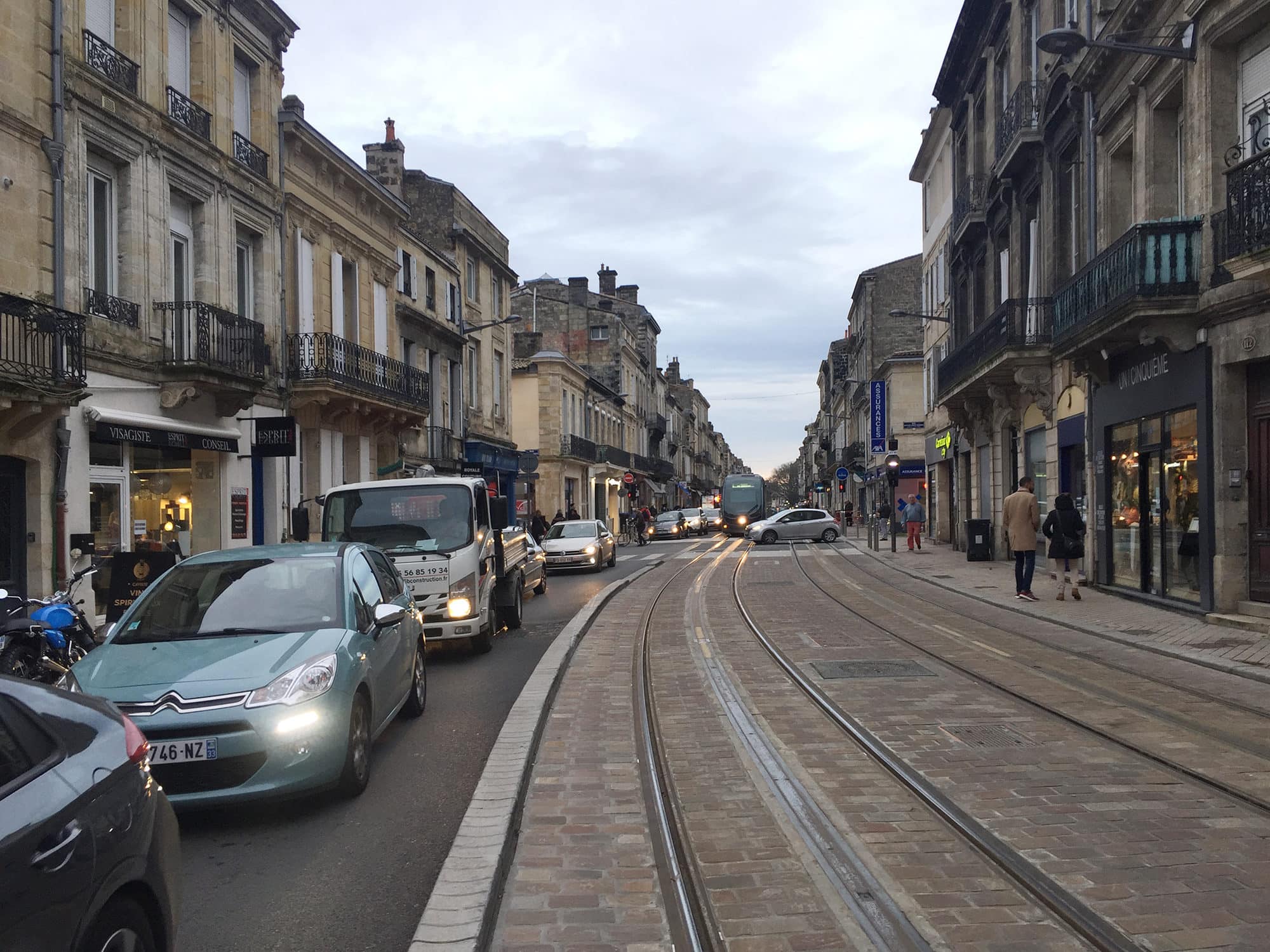 Les aménagements du tram D à Bordeaux, pièges pour les cyclistes selon Vélo-Cité