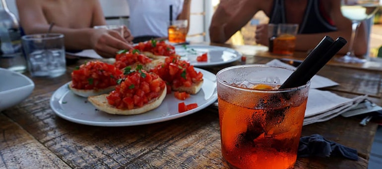 Apéros, repas, sorties… : ces Bordelais qui se jouent du confinement