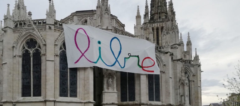 Une banderole sur la cathédrale Saint-André « contre les dérives autoritaires »