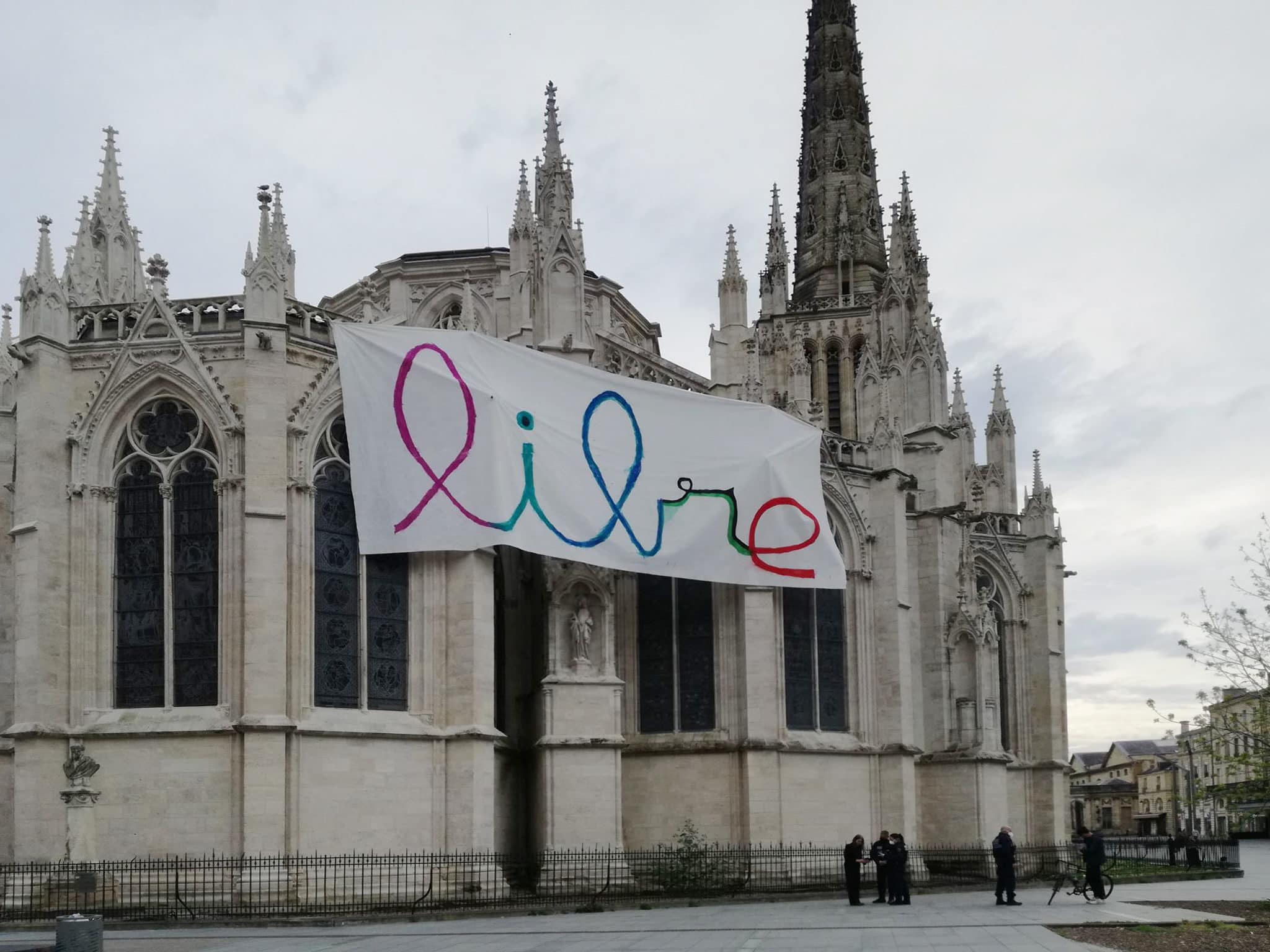Une banderole sur la cathédrale Saint-André « contre les dérives autoritaires »