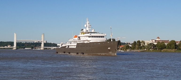 Le Yersin, premier super yacht à quai à Bordeaux pour un chantier de refit