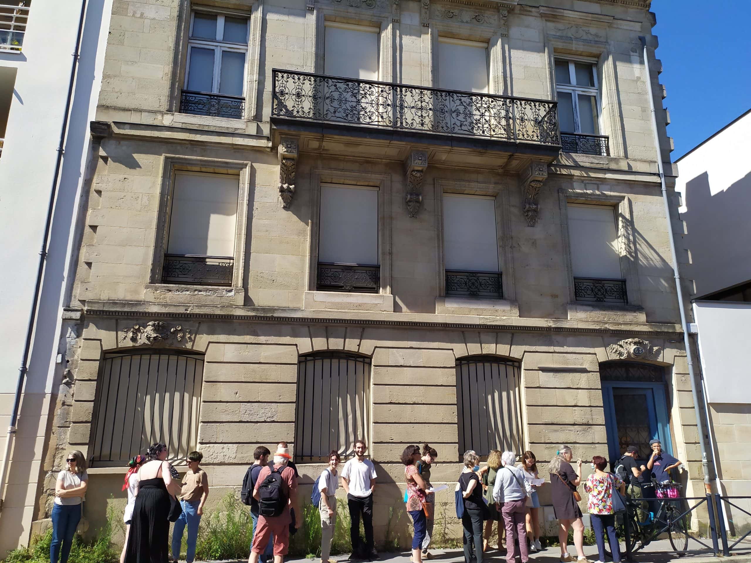Des militantes et militants devant le nouveau squat pour mineurs isolés du collectif MIE. Bordeaux, rue Camille Godard, 29 juin 2020 (c) Théo Uhart