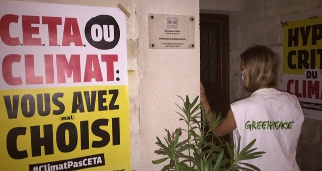 Des affiches anti-Ceta sur les bureaux des députés Marcheurs à Bordeaux
