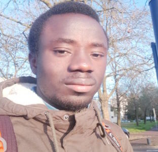 Menacé de mort en Guinée, réfugié à Bordeaux, le journaliste Marcel Tolno craint d’être expulsé