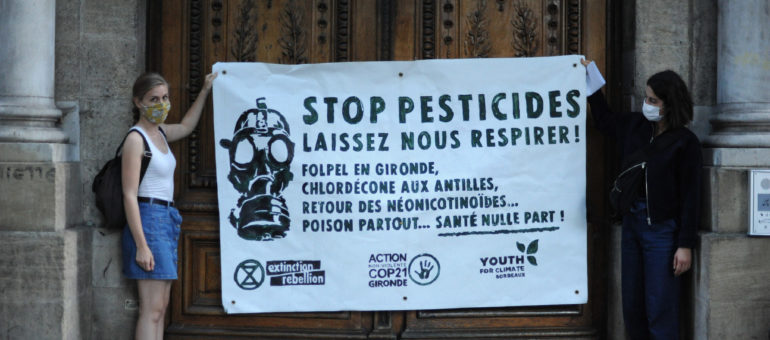 Devant les écoles, des écologistes dénoncent la « menace sanitaire » des pesticides en Gironde