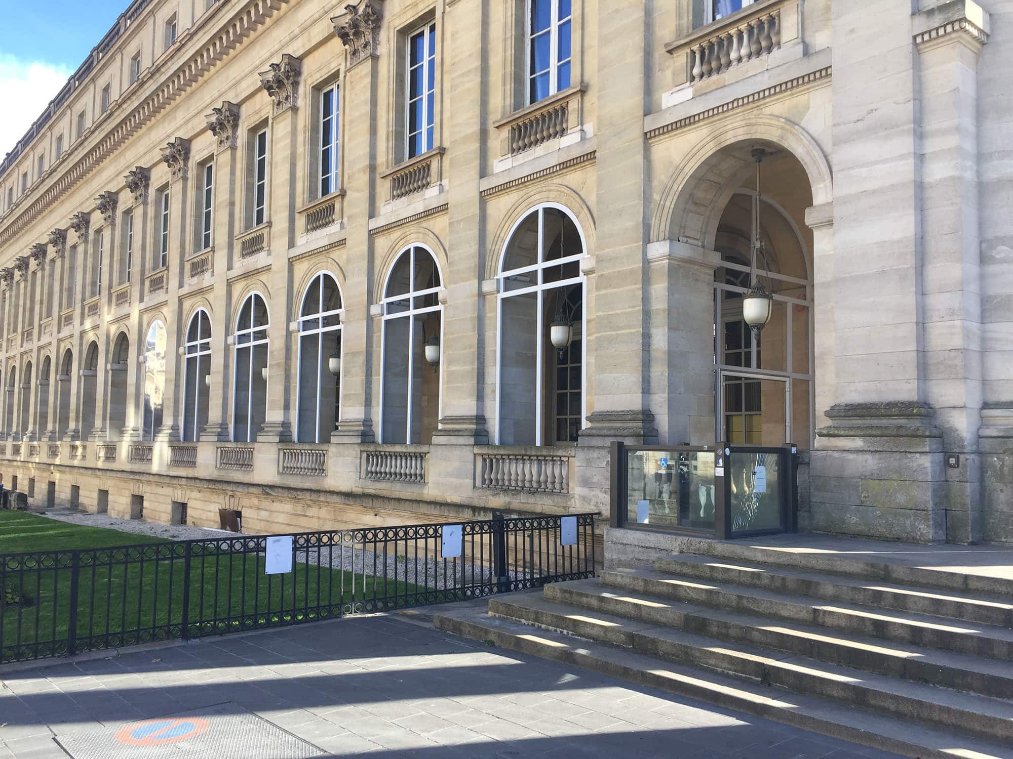 La terrasse fermée du restaurant d’Etchebest au Grand Théâtre pas du goût des défenseurs du patrimoine